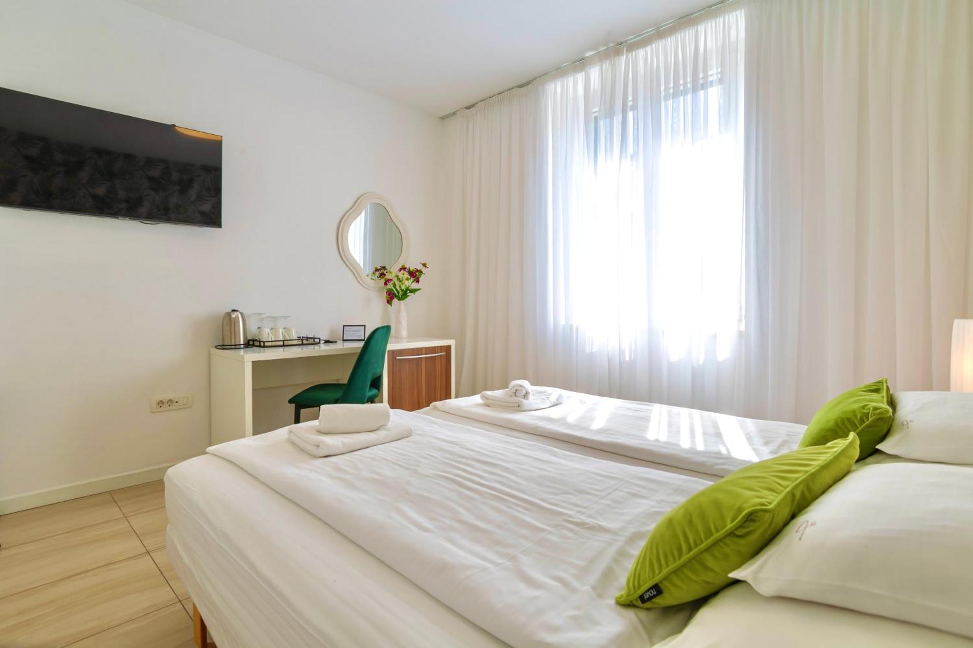 Apartments & Rooms Graso Apartma *